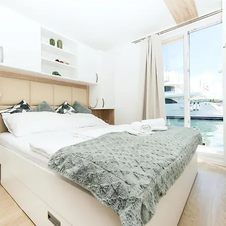 Marina Luxury Houseboat Olive 度假居